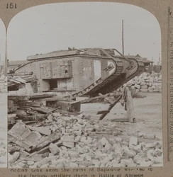 Britse tank te midden van de ruïnes van Bapaume